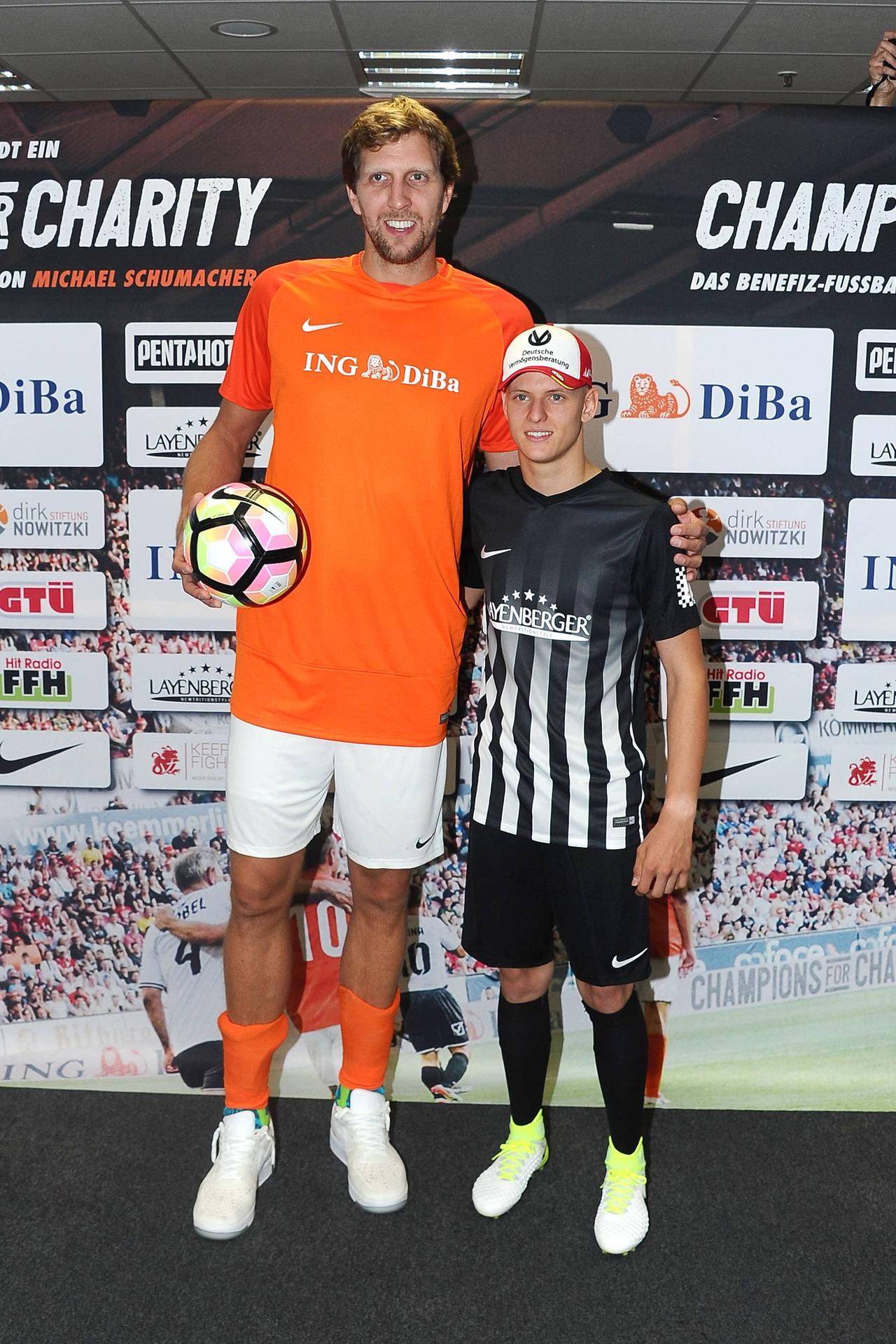 Dirk Nowitzki und Mick Schuhmacher anlässlich des Benefiz-Fussballspieles zu Ehren von Michael Schumacher in der Opel-Arena Mainz.