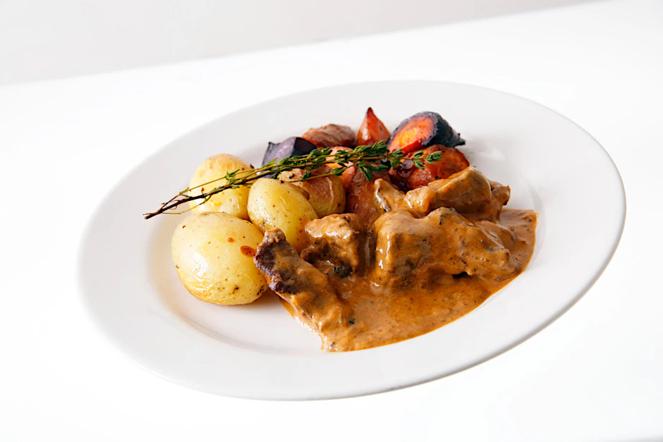Essen auf Rädern muss nicht immer nach Verwesung riechen – etwa ein Rinder-Blankett mit Kartoffeln und lilafarbenen Karotten. Vorspeisen und Suppen gibt es von Eat-it um 3,90 Euro, Hauptspeisen um 5,90 Euro, Desserts um 3 Euro.