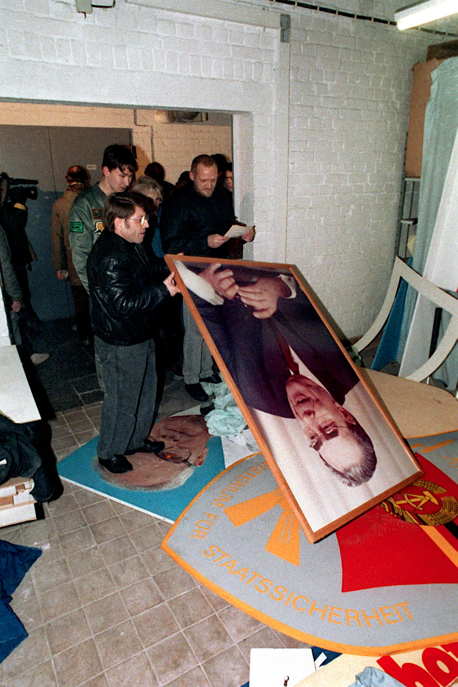 Mehrere zehntausend Demonstranten stürmten am 15.01.1990 die Zentrale des Amtes für Nationale Sicherheit (Stasi-Zentrale) der DDR im Stadtteil Lichtenberg im Osten von Berlin. Bilder von Breschnew und Honecker wurden mit Füßen getreten und zerstört. 