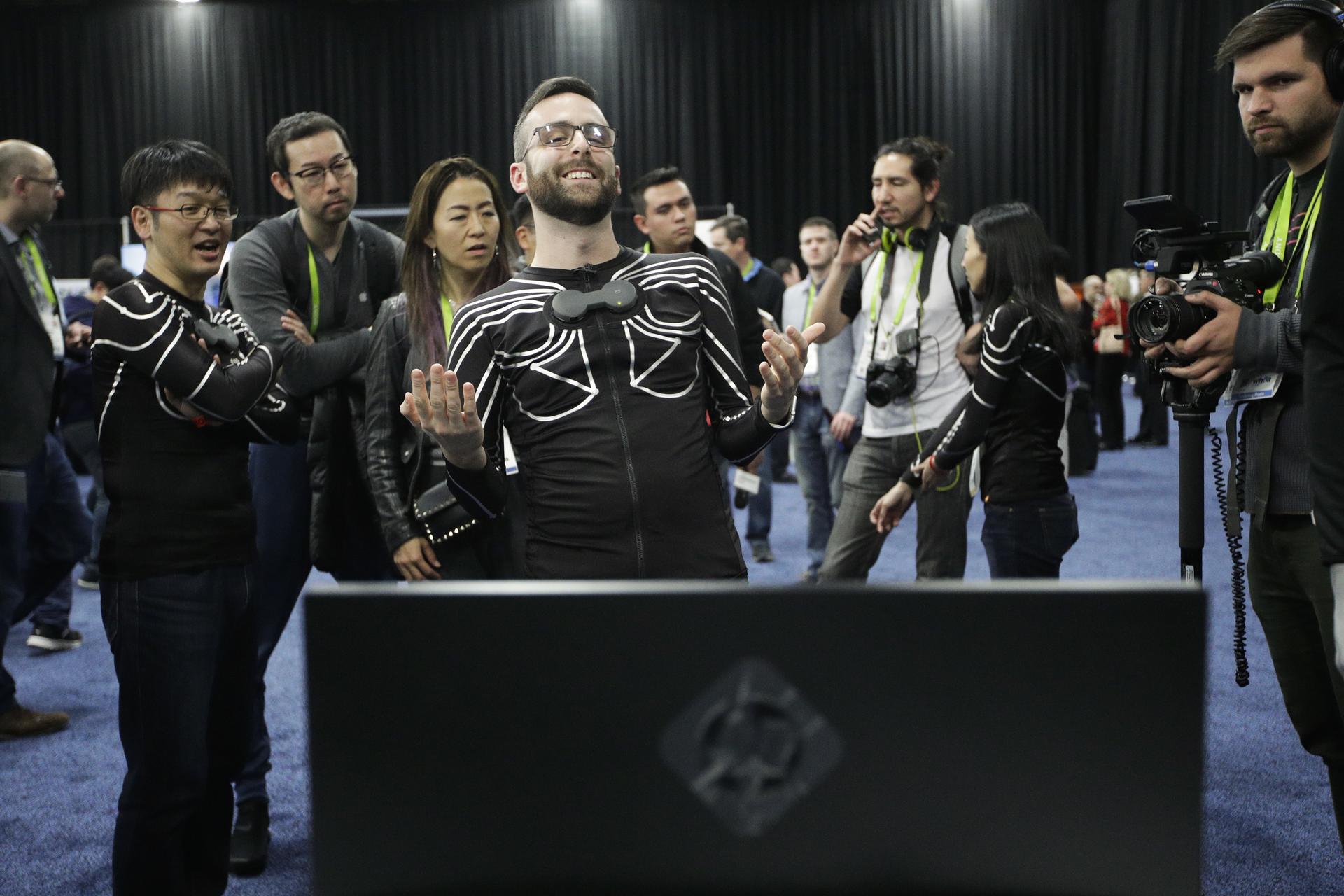 Die nächste Stufe auf dem Weg zum ultimativen Spielerlebnis am PC: Auf der CES 2018 präsentiert die Firma Xenoma ein Shirt, das ohne Kamera die Bewegungen des Trägers erfasst und sie in eine Computerspiel überträgt. Die „e-skin“ trägt sich bequem wie ein Pullover und könnte für Gamer der nächste große Hype werden.