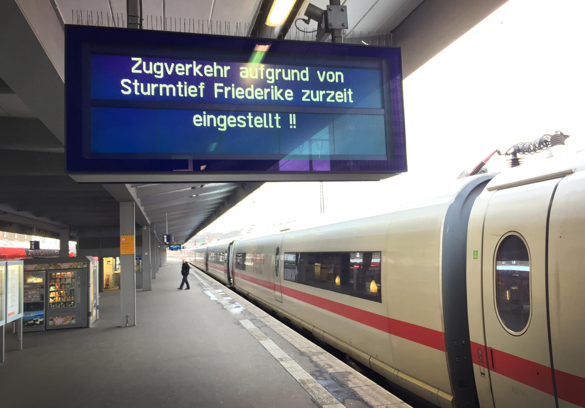 Ein Hinweisschild weist am Bahnhof in Essen (Nordrhein-Westfalen) auf den eingestellten Zugverkehr hin.