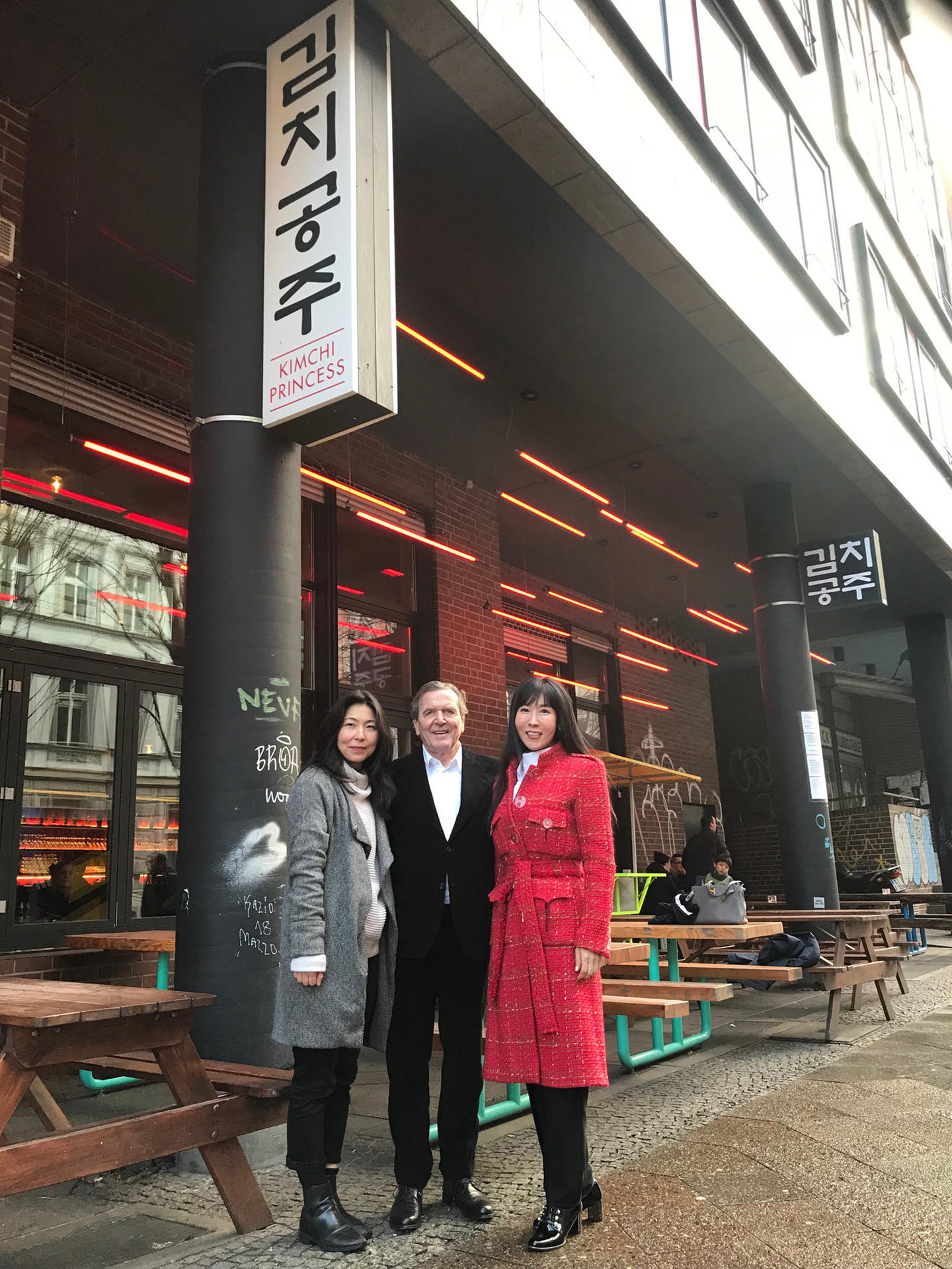 Der frühere SPD-Kanzler zeigte seiner neuen südkoreanischen Lebenspartnerin (r.) am Wochenende die deutsche Hauptstadt. Dabei besuchten sie auch das Restaurant von Young-Mi Park-Snowden (li.). 