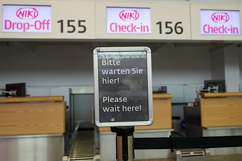 Niki Check-in Schalter auf dem Flughafen Schwechat bei Wien (Österreich).
