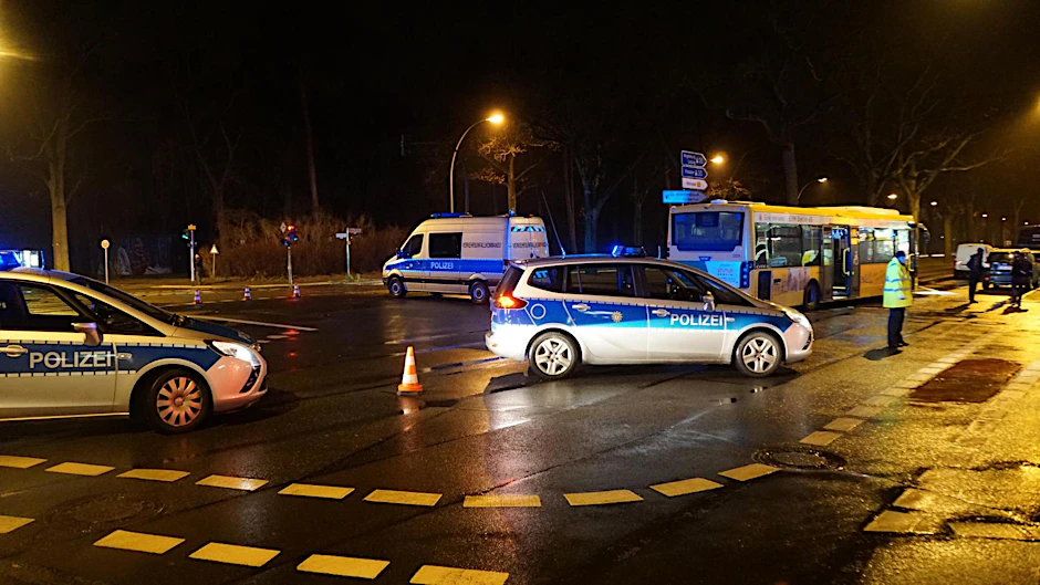 Der abgesperrte Unfallort am Freitagabend in Zehlendorf.