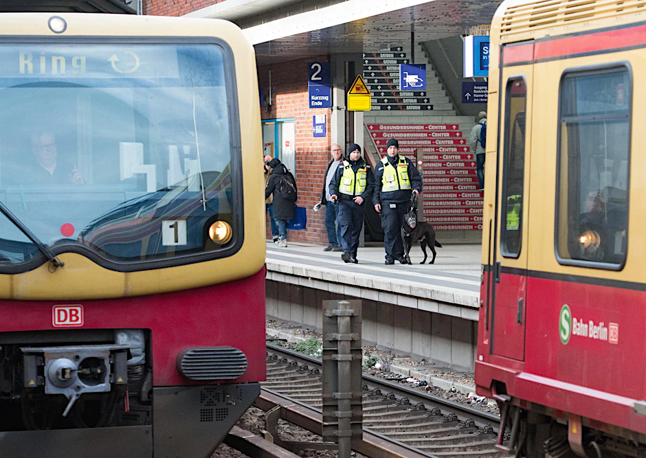 Zwei Wachleute gehen am 22.01.2018 in Berlin während der Eröffnung der ersten S-Bahnwache mit ihrem Hund Joda auf einem Bahnsteig des S-Bahnhofes Gesundbrunnen. 