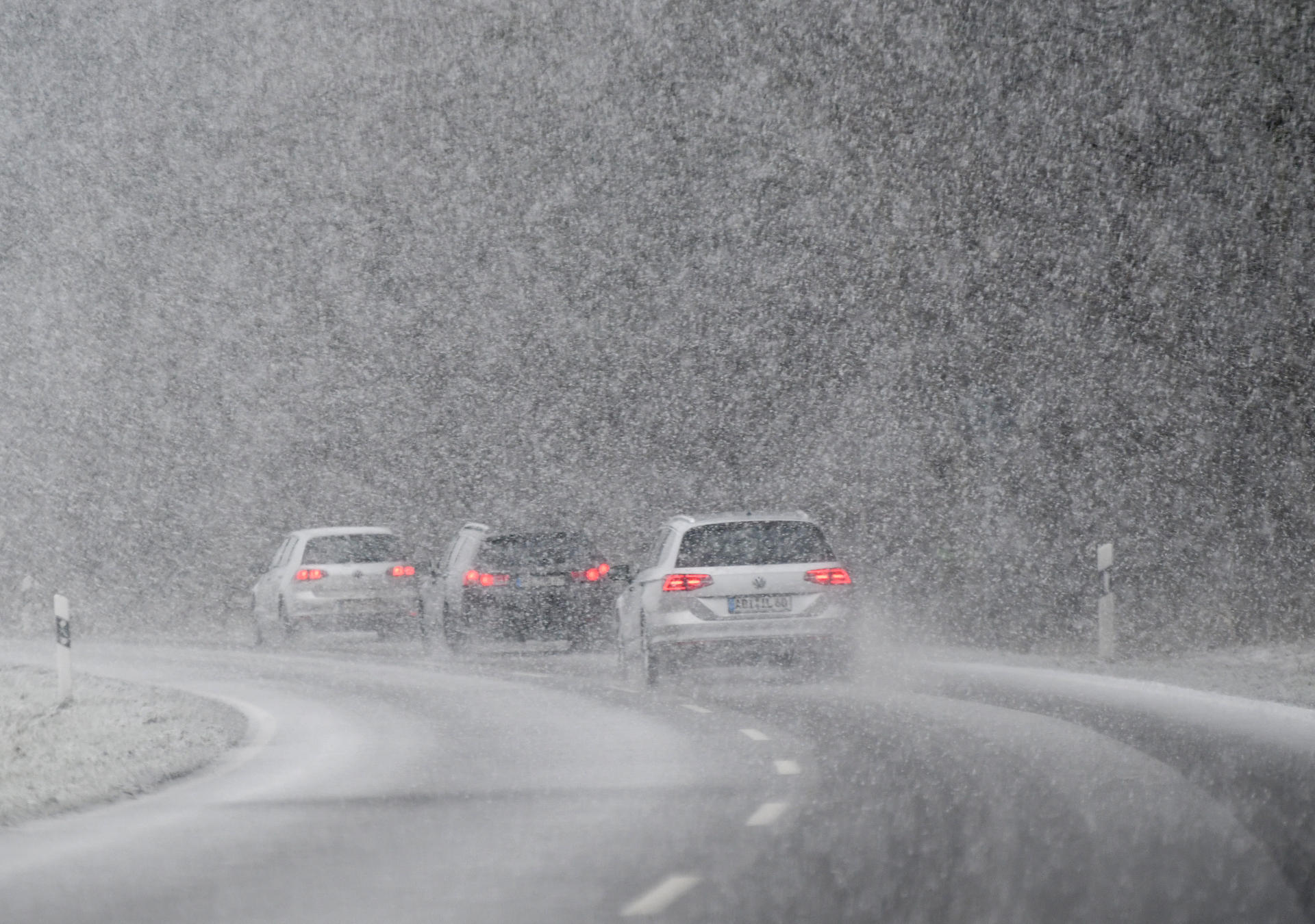 Dichter Schneefall behindert den Verkehr auf einer Bundesstraße nahe Wriezen (Brandenburg). Der Deutsche Wetterdienst warnt, dass es an diesem Donnerstag in vielen Teilen des Landes Orkanböen mit Geschwindigkeiten von bis zu 115 Kilometern pro Stunde geben könnte.