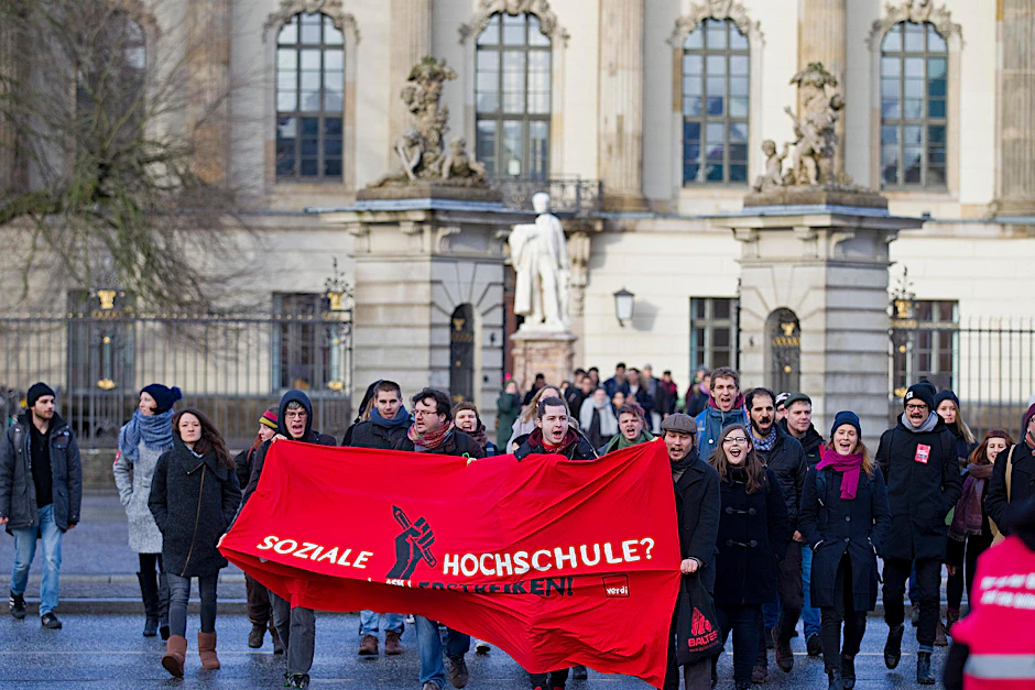 Sie finden die Unis gar nicht mehr sozial: Zur Kundgebung auf dem Bebelplatz strömen Protestmärsche von fast allen zwölf öffentlichen Hochschulen in Berlin.