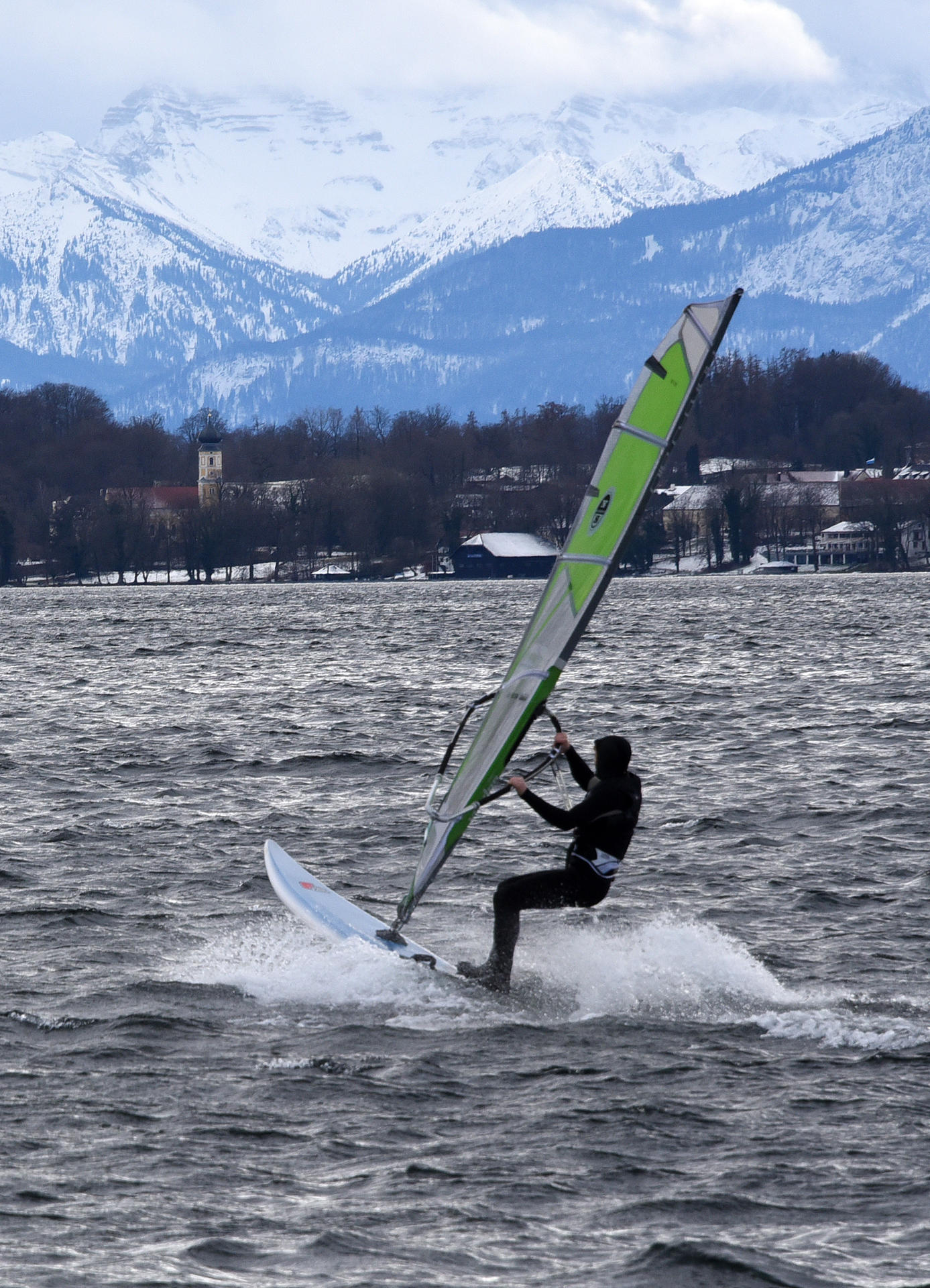 Ein Surfer nutzt das Sturmtief zum Surfen auf dem Starnberger See bei Tutzing (Bayern).