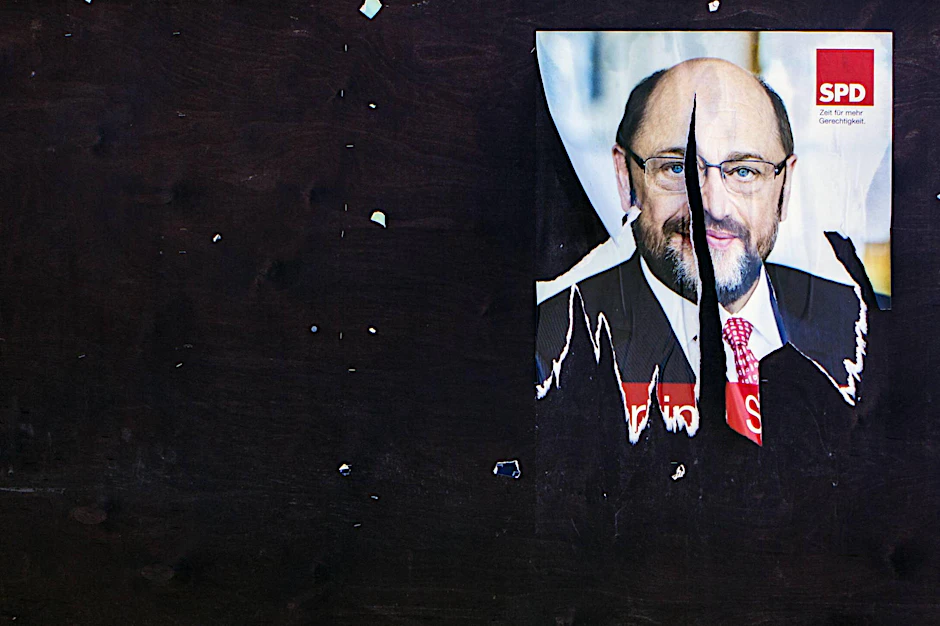 Ein zerrissenes Wahlplakat des gescheiterten Kanzlerkandidaten und Vorsitzendem der SPD.