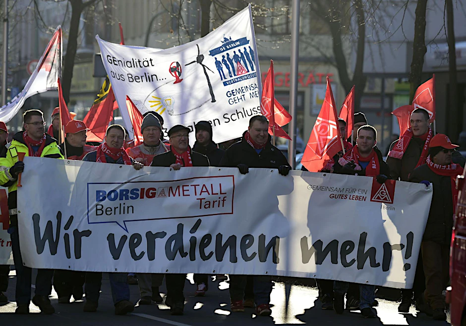Hunderte Metaller legten in Berlin die Arbeit nieder.