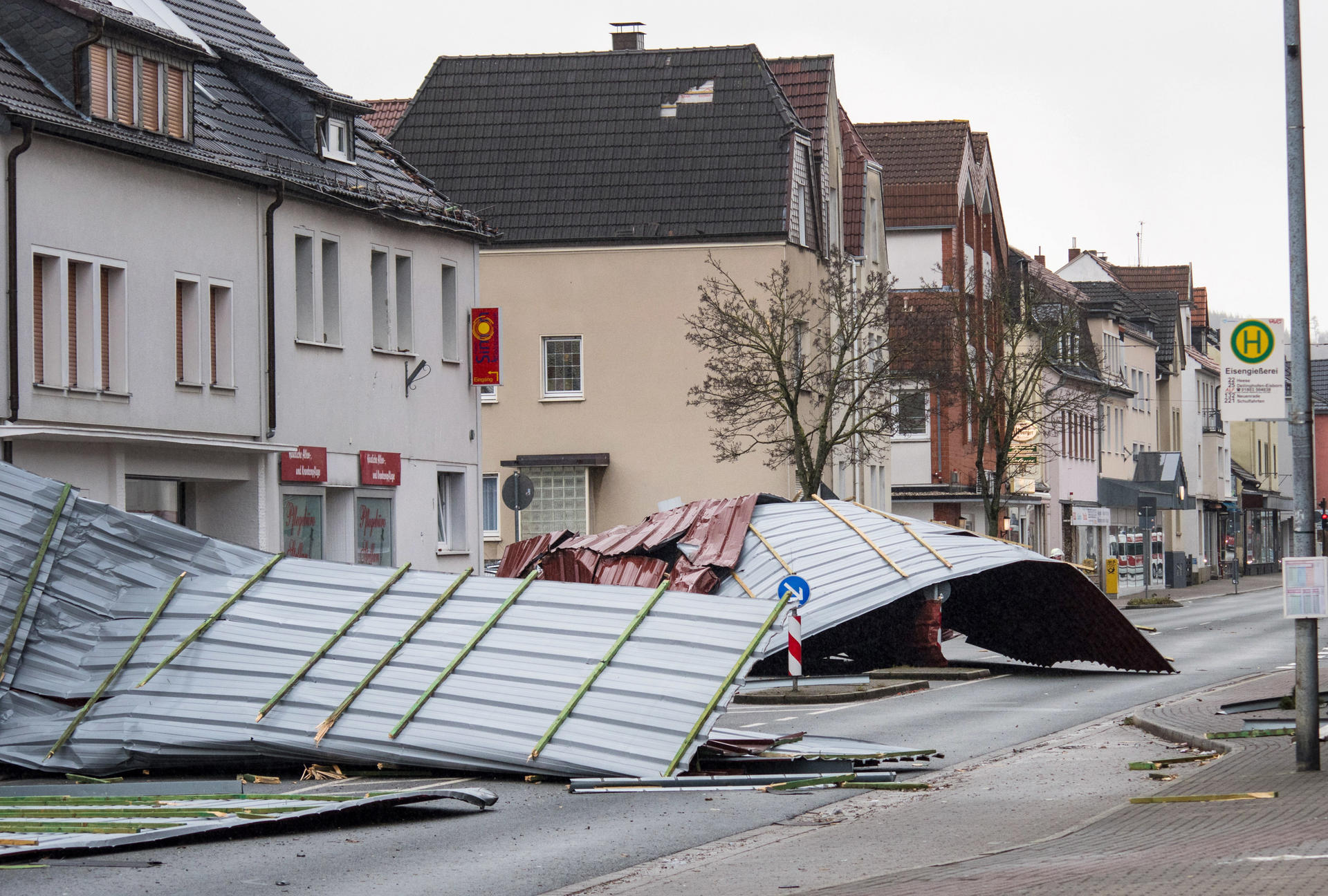 Das Dach eines Supermarktes liegt in Menden (Nordrhein-Westfalen) auf der Straße. 