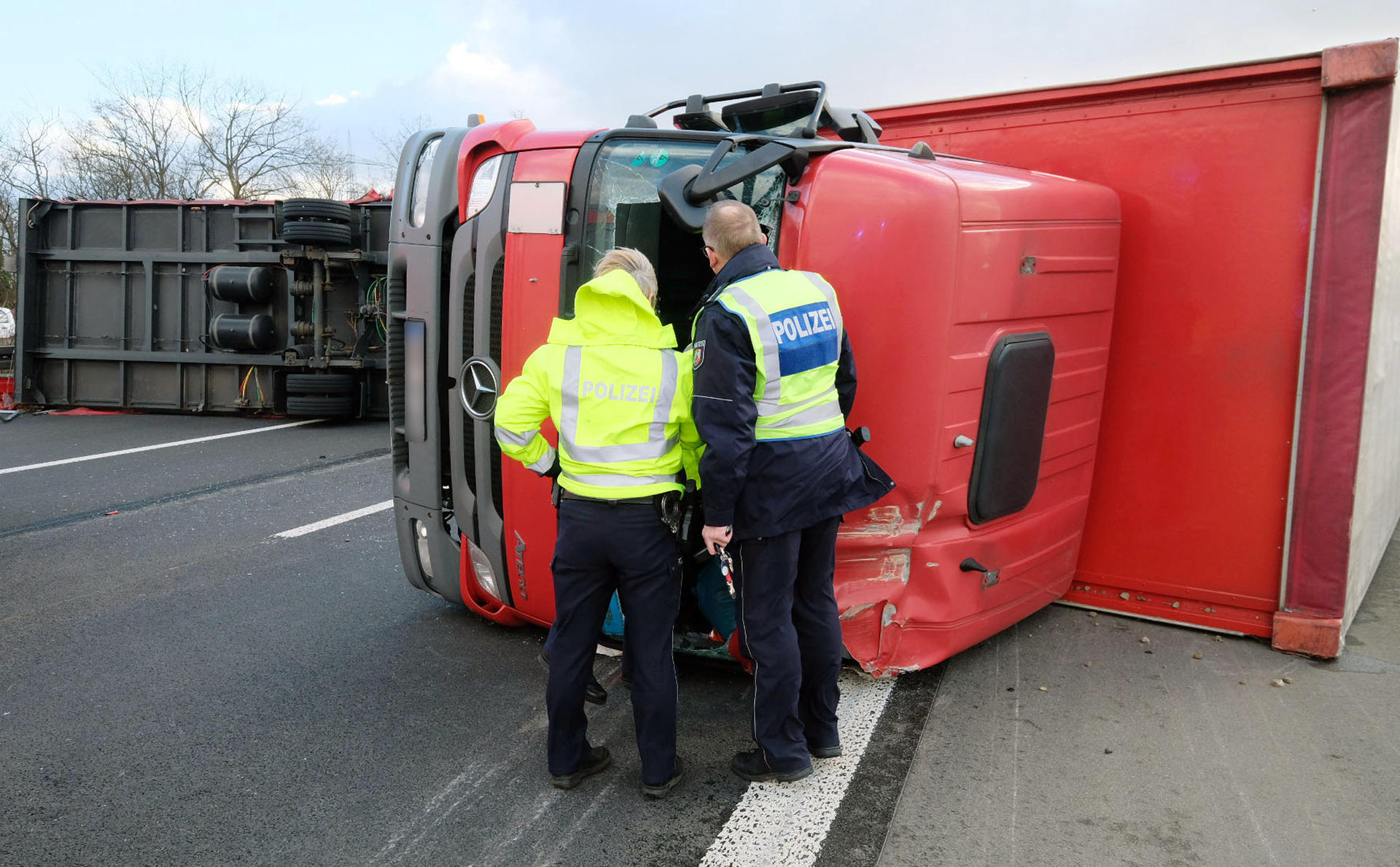 Ein Lastwagen ist bei Bonn (Nordrhein-Westfalen) auf der Autobahn 555 umgestürzt.