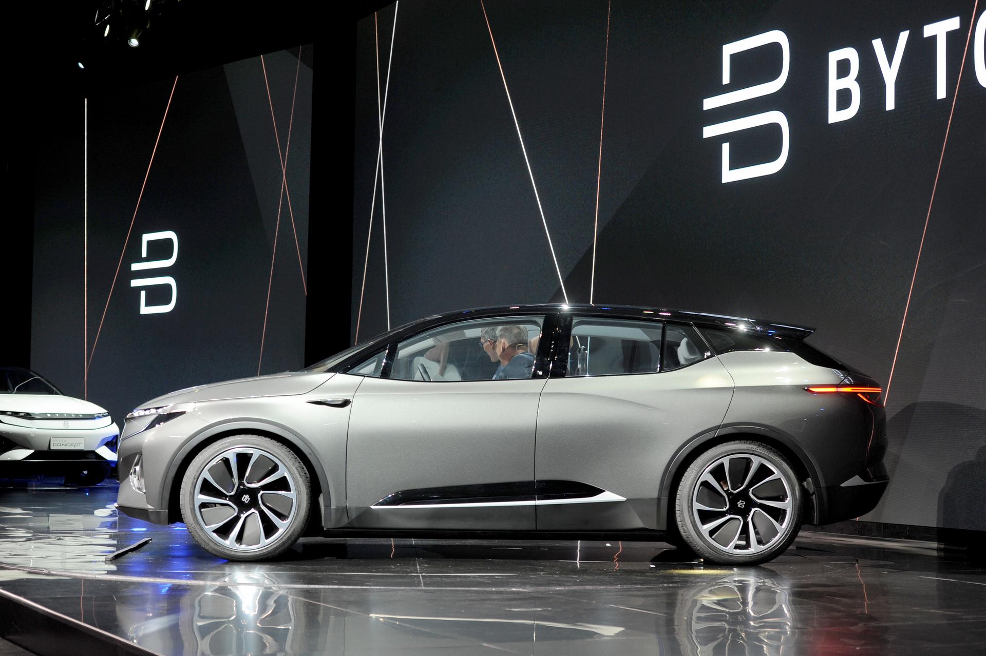 Ein SUV-Prototyp des Autobauers Byton auf der CES 2018. Die in China angesiedelte Firma will die deutschen Premium-Hersteller BMW, Mercedes-Benz und Audi herausfordern. Mal sehen, ob das gelingt. Mit den coolen Felgen auf jeden Fall!  