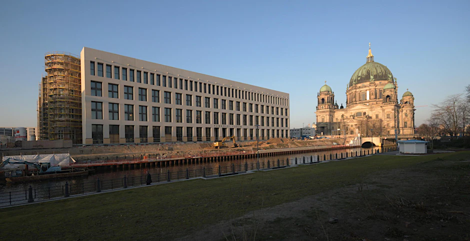 Moderne Architektur: An der Ostseite zeigt sich das neue Schloss in zeitgenössischer Gestaltung.