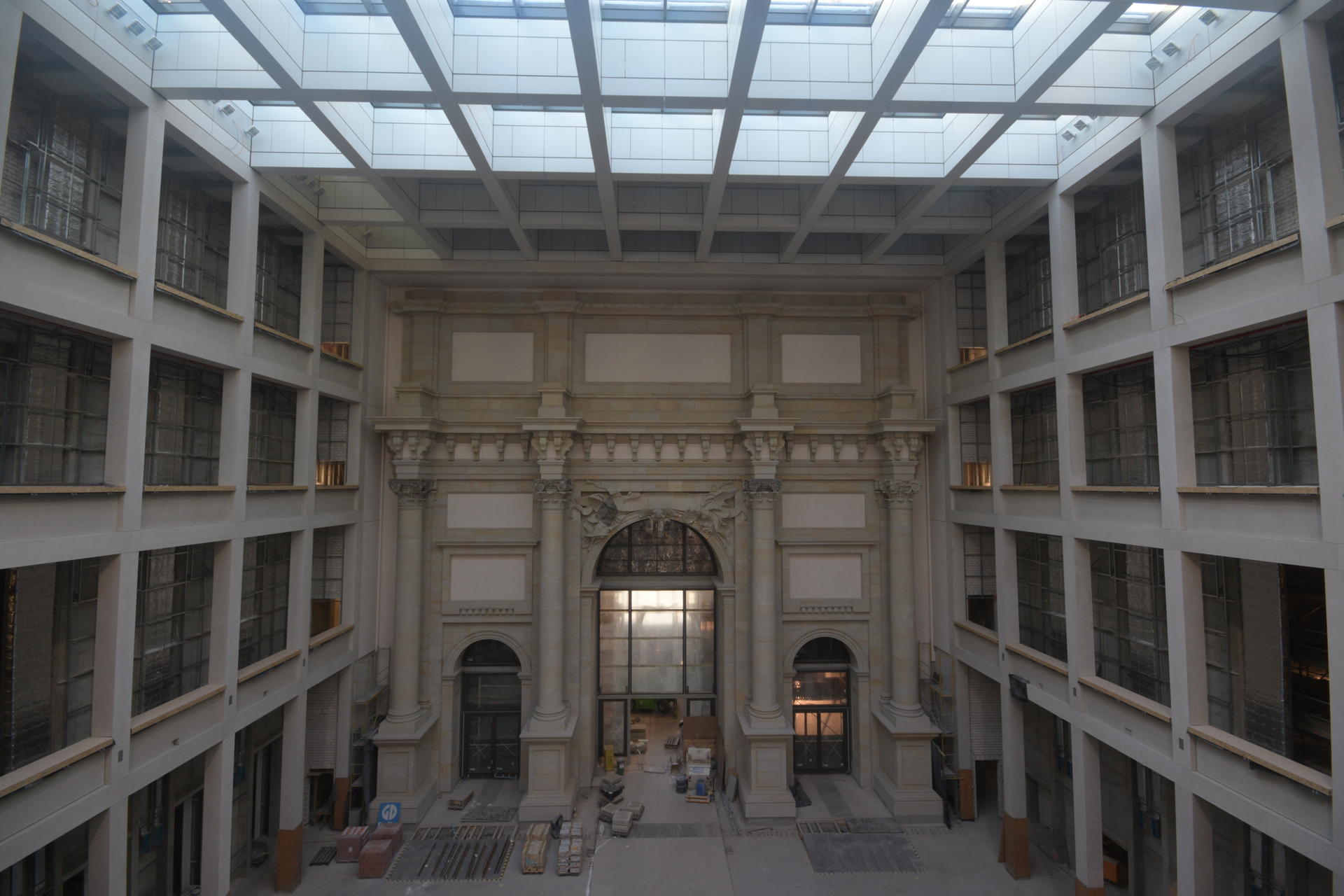 Alt und modern: Im Foyer wird das rekonstruierte Innenportal von einer Galerie in jetziger Architektursprache umrahmt.