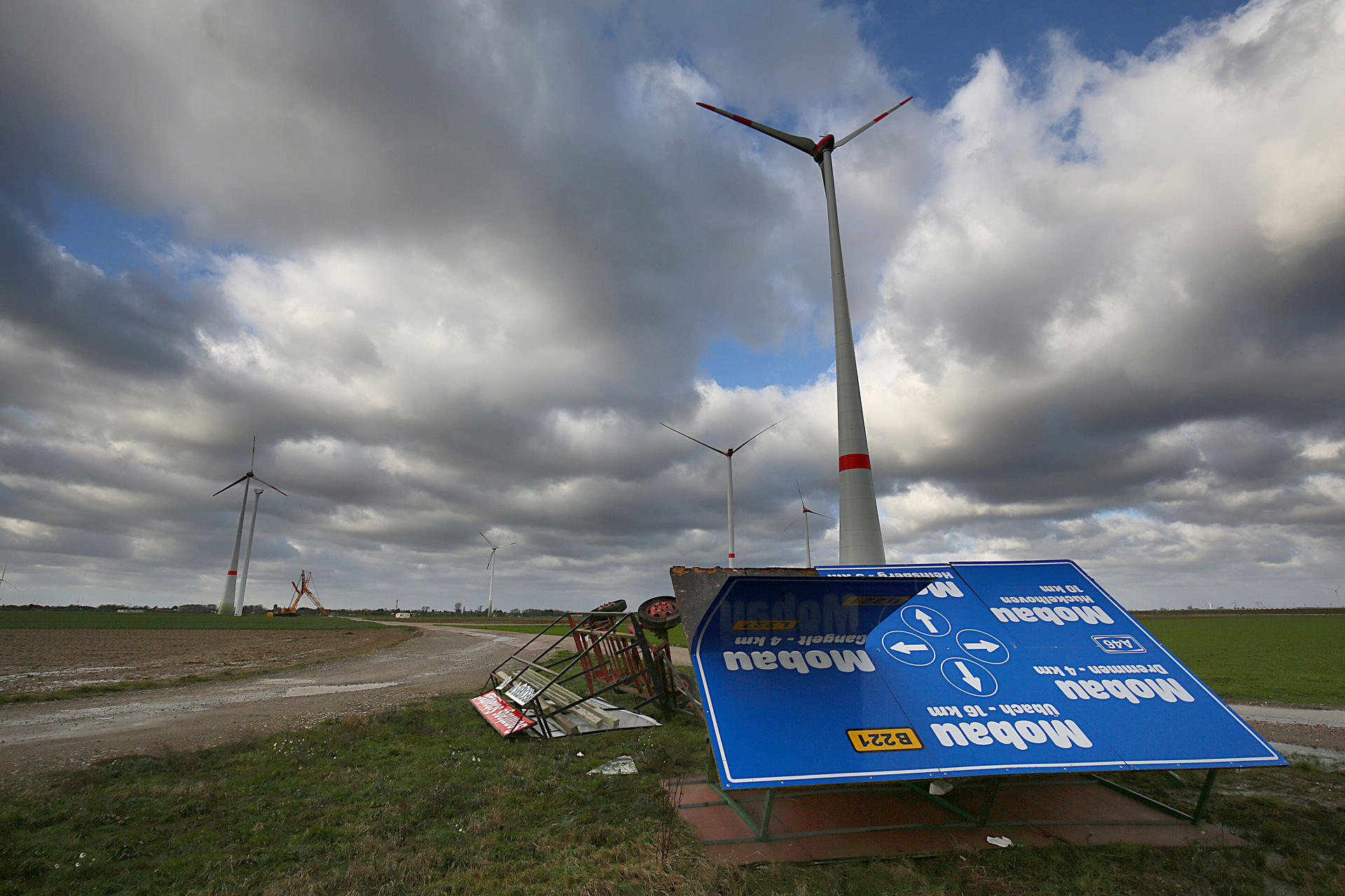 Starker Wind hat in Heinsberg (Nordrhein-Westfalen) zwei Anhänger mit Werbeplakaten umgeworfen.