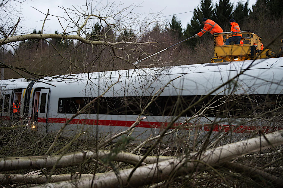 Bäume und Äste liegen am 18.01.2018 bei Lamspringe (Niedersachsen) auf der ICE-Trasse zwischen Hannover - Göttingen an einem ICE der Deutschen Bahn.