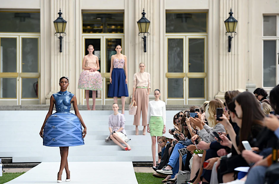 Das Kronprinzenpalais gehört seit 2015 zu den Orten der Fashion Week. Unter anderem wurde dort die Mode des Labels Marina Hoermanseder gezeigt.