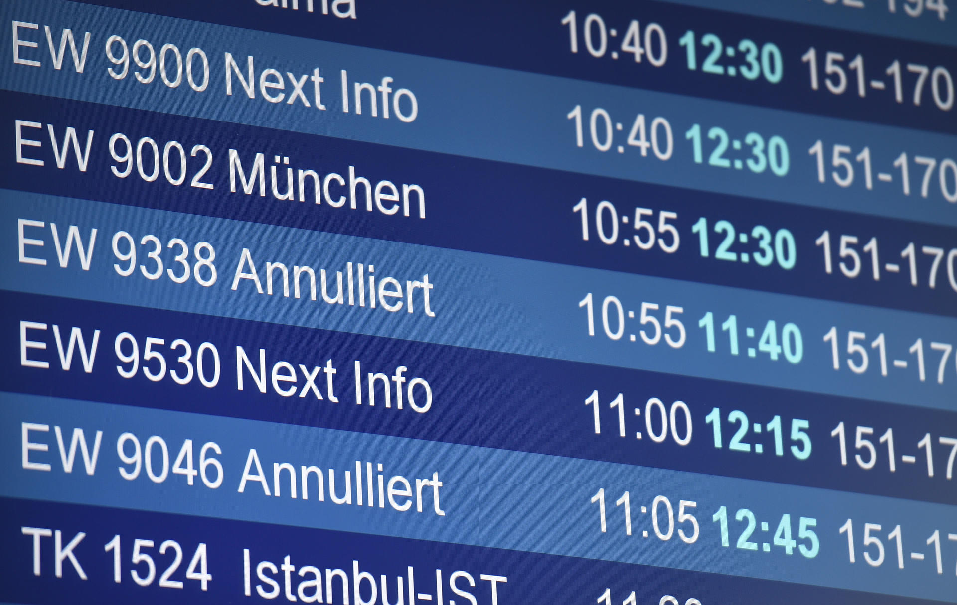 Am Flughafen Düsseldorf mussten Flüge durch das Sturmtief "Friederike" annuliert oder verschoben werden.