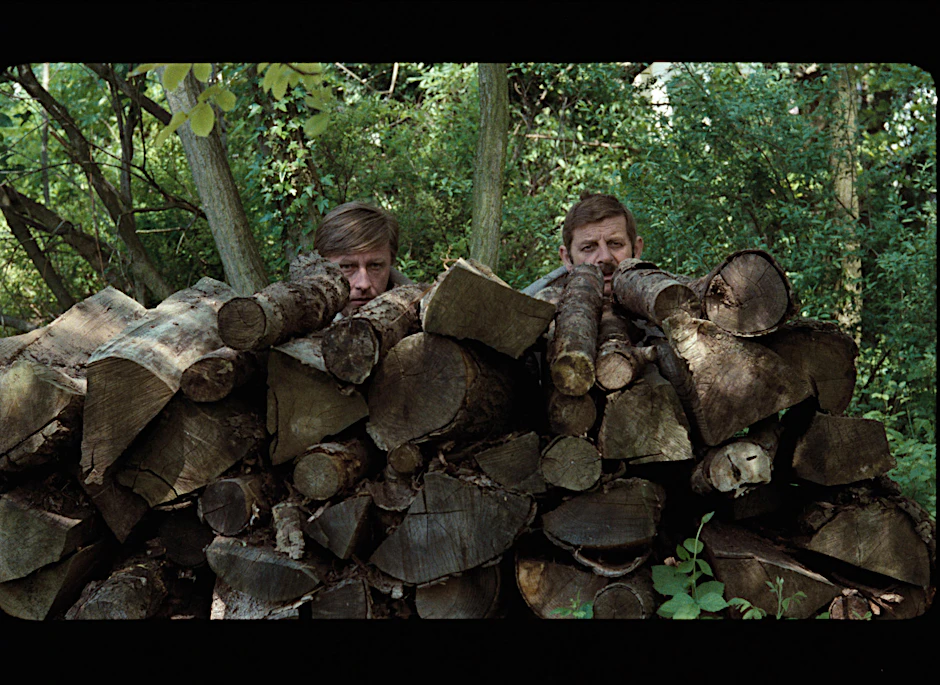 Auf der Lauer: Moritz Fischer (Emil Steinberger, l.) und Max Bodmer (Walo Lüönd) im Film „Die Schweizermacher“ von 1979.