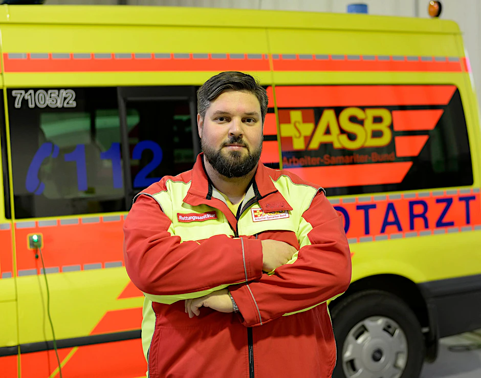 Rettungskräfte wie Boris Michalowski (36) werden immer öfter angegriffen. Silvester wurde er mit Raketen beschossen.
