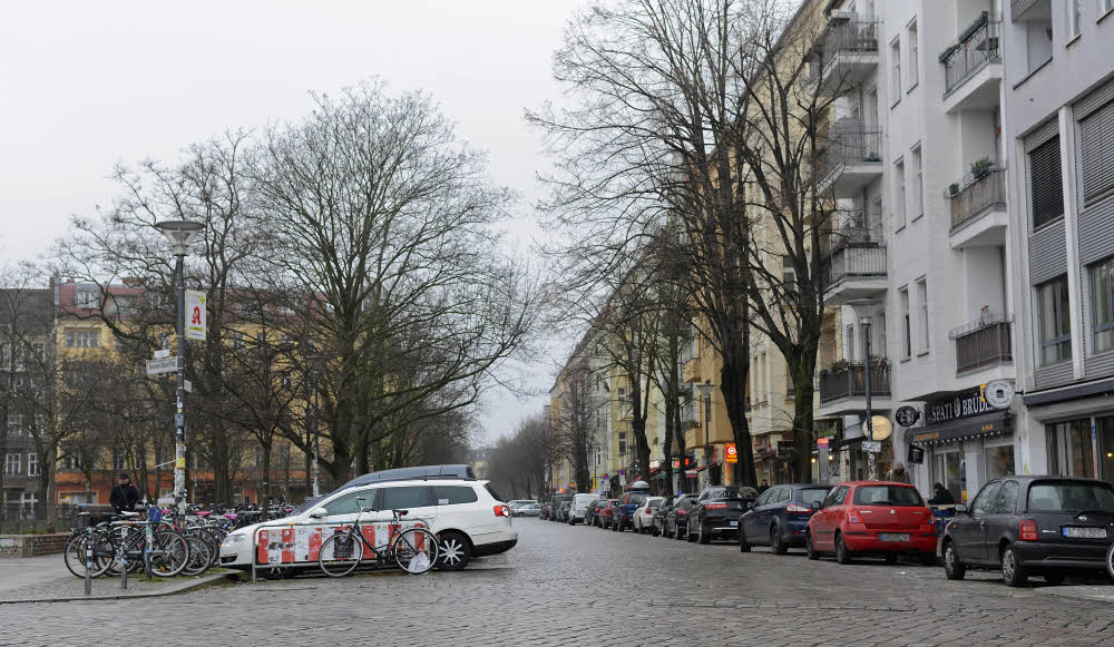 Die Sonntagstraße heute: Noch dürfen auf beiden Seiten Autos parken.