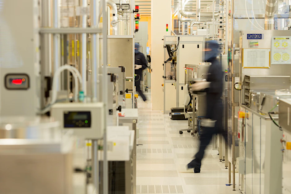 Ein Mitarbeiter von Osram Opto Semiconductors geht durch einen Reinraum in der LED-Produktion im Osram-Werk in Regensburg. In Berlin schafft das Unternehmen 200 neue Jobs.
