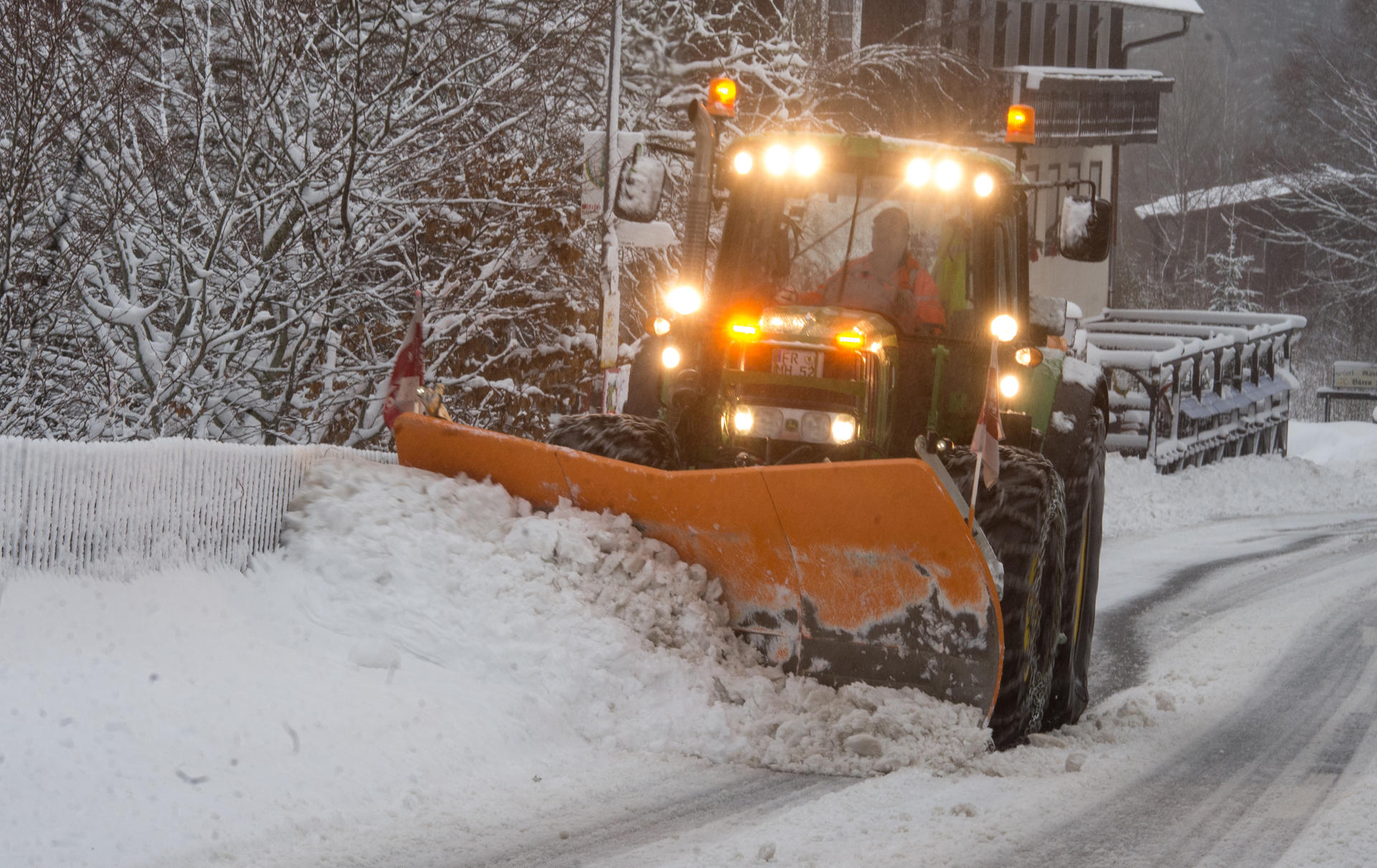Ein Traktor räumt auf einem Feldberg im Schwarzwald (Baden-Württemberg) Schnee.