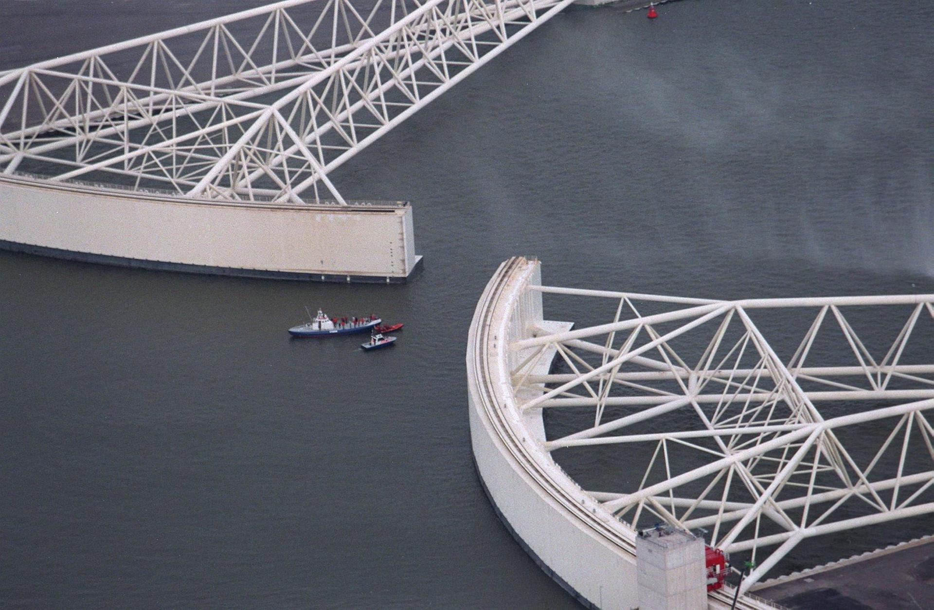 Die Maeslant-Flutwehr im New Water Way bei Rotterdam. Das gigantische Bauwerk soll die Stadt Rotterdam vor dem Wasser der Nordsee schützen. 