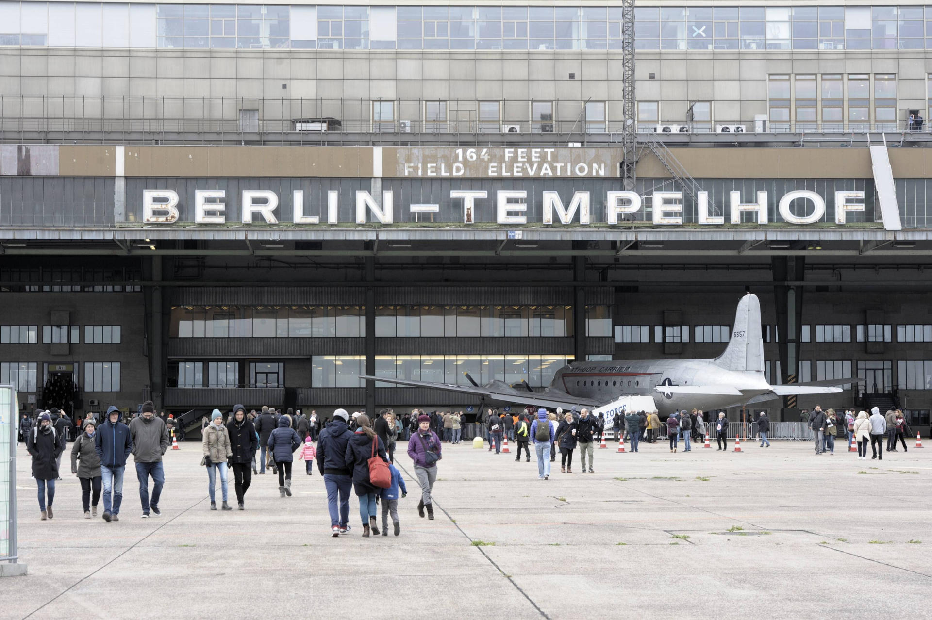 Der Flughafen Tempelhof ist wie kein anderer Airport in Berlin mit der Geschichte des Flugverkehrs verbunden.