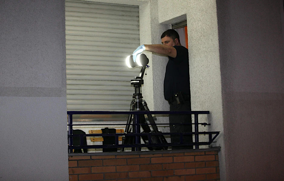 Ermittlung in der Welserstraße in Schöneberg: Auf dem Balkon ist ein Mann niedergestochen worden.