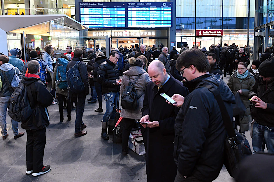 Gestrandete Bahnreisende warten auf dem Hauptbahnhof in Berlin auf Auskunft (18.01.2018).