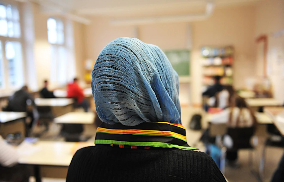An staatlichen Schulen dürfen Lehrerinnen im Unterricht nach dem Neutralitätsgesetz kein Kopftuch tragen.