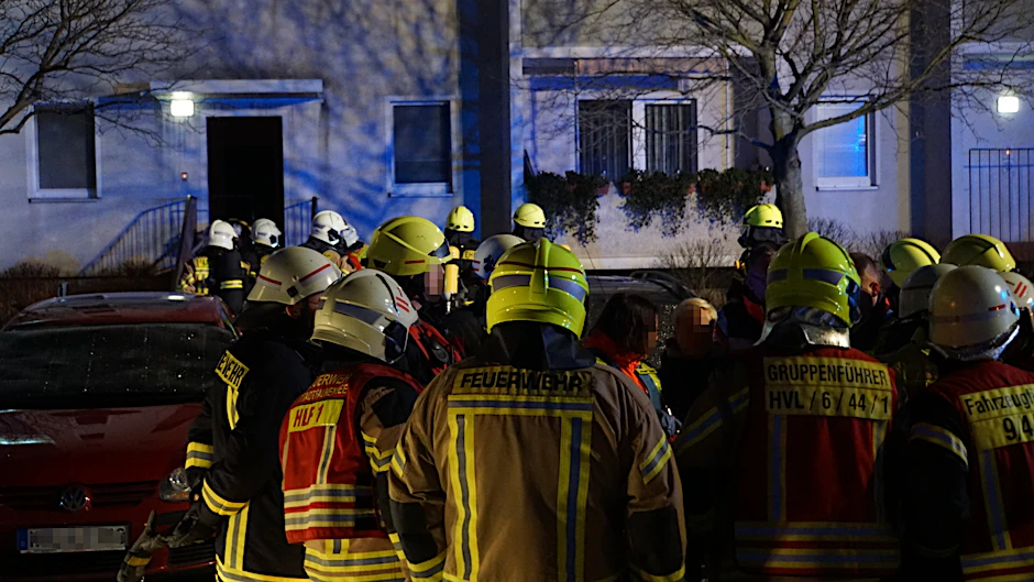 Die Feuerwehr ist mit zahlreichen Einsatzkräften in Falkensee im Einsatz. 