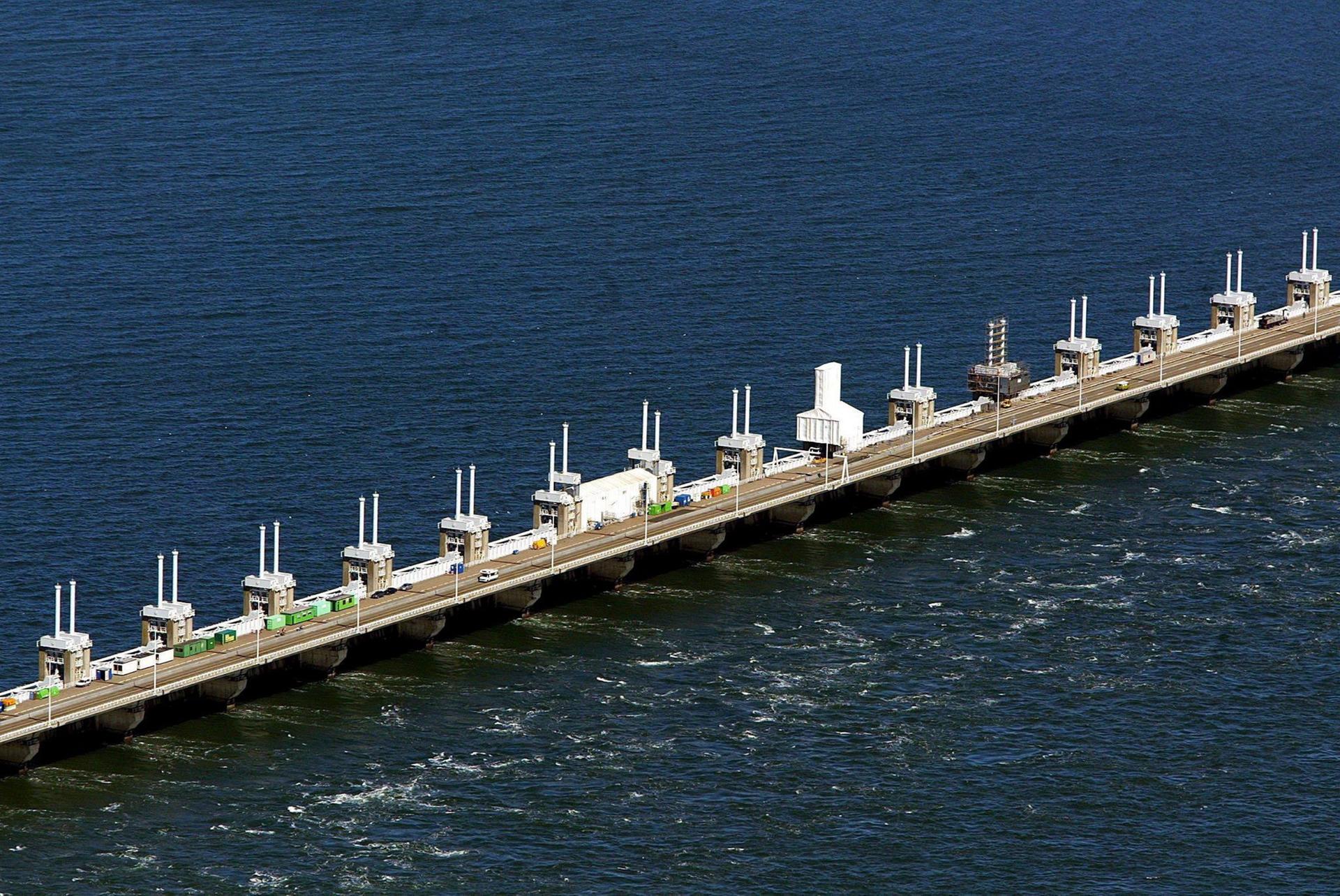 Bewegliche Barriere der Oosterschelde-Sturmflutwehr nahe der niederländischen Stadt Hook of Holland. Der Oosterscheldekering soll die Provinz Zeeland vor Hochwasser schützen. 