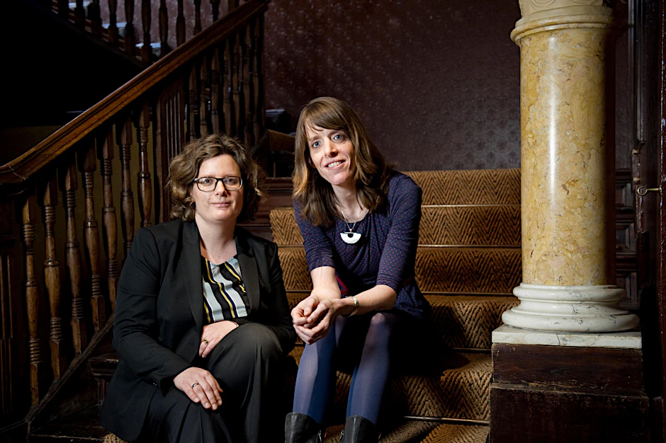 Doppelspitze für die Berliner Literaturszene: Sonja Longolius und Janika Gelinek auf den Treppenstufen des Literaturhauses in der Fasanenstraße 23.