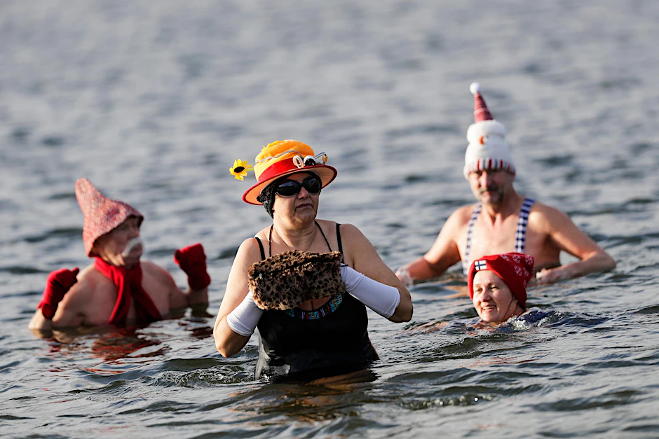 Die Hüte und Pudelmützen dürfen nicht fehlen beim Neujahrsschwimmen im Orankesee.