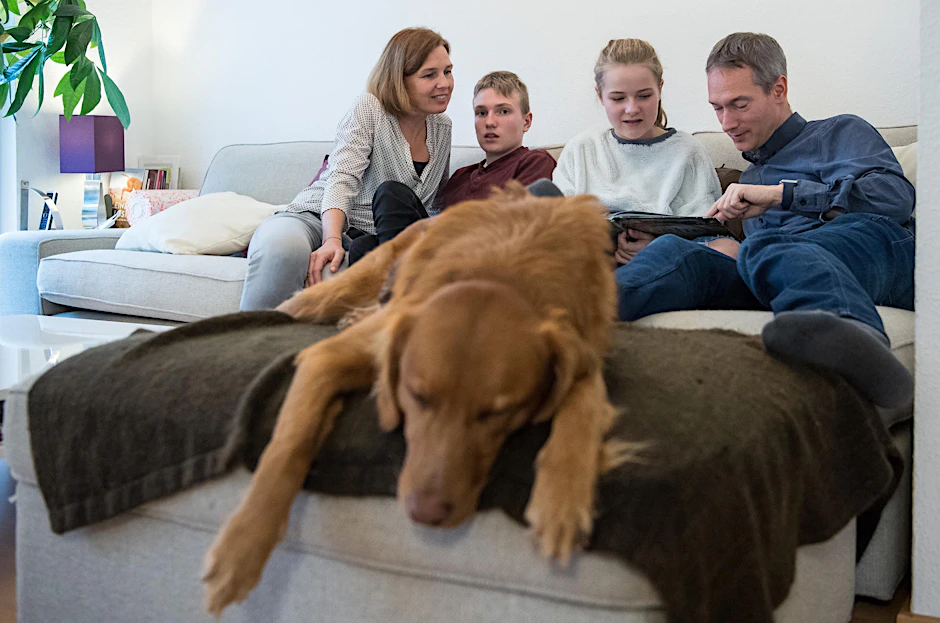 Familienbande: Aron ist öfter im Hier und Jetzt, seit Hund Buddy da ist.