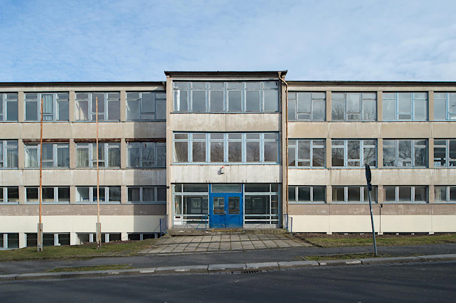 DDR-Schulbauten wie dieser sind noch überall im Osten Deutschlands in Betrieb.