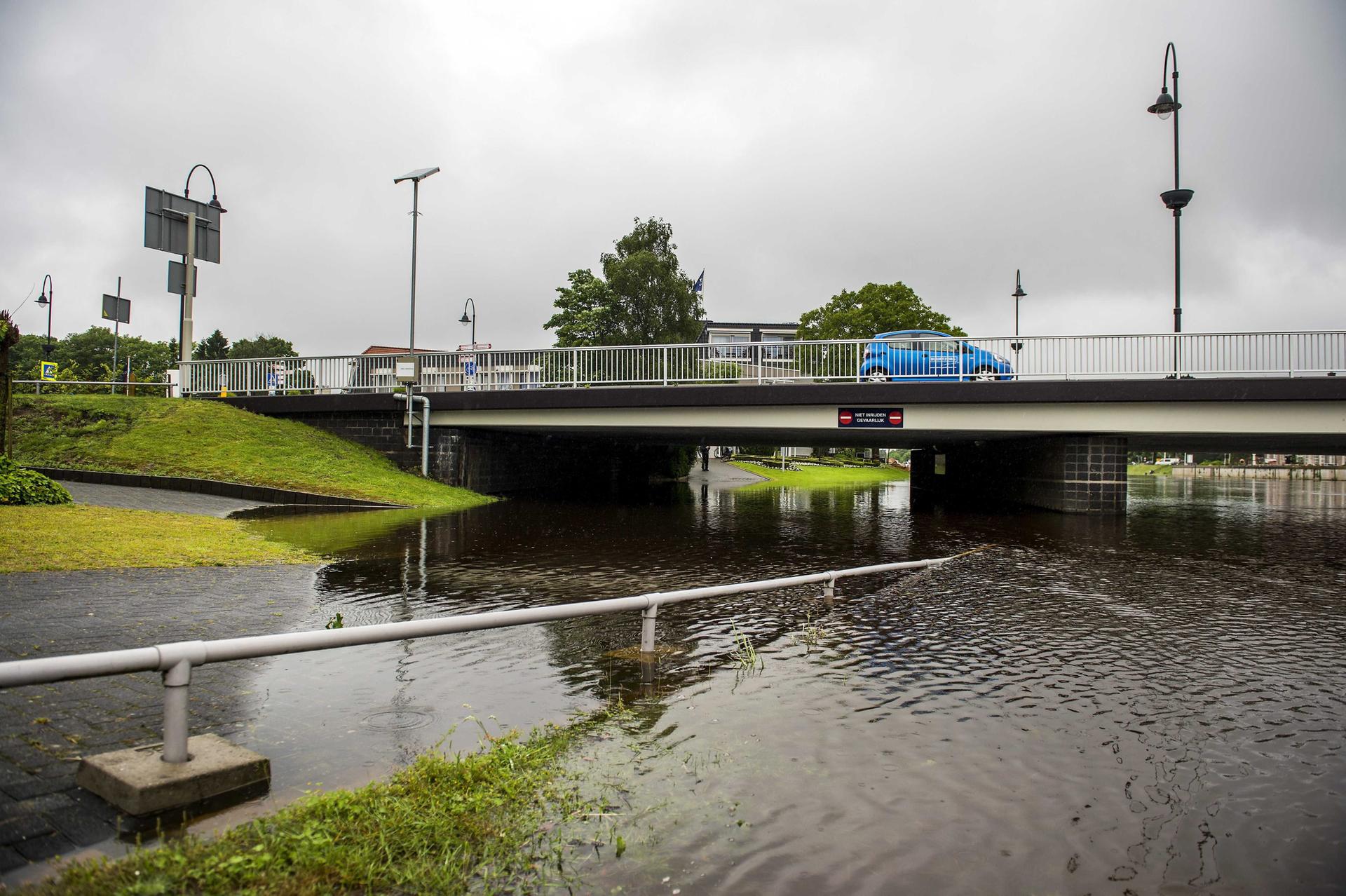 Nach schweren Regenfällen im Mai 2014 tritt in der Ortschaft Ommen der Fluß Vecht über die Ufer. 