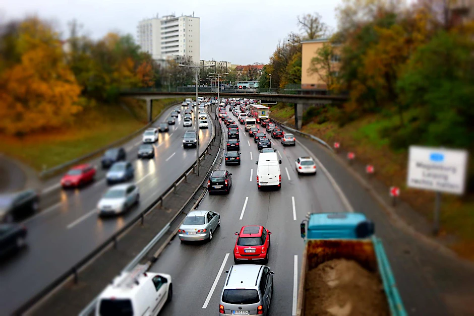 Dichter Straßenverkehr auf der Stadtautobahn in Berlin. 