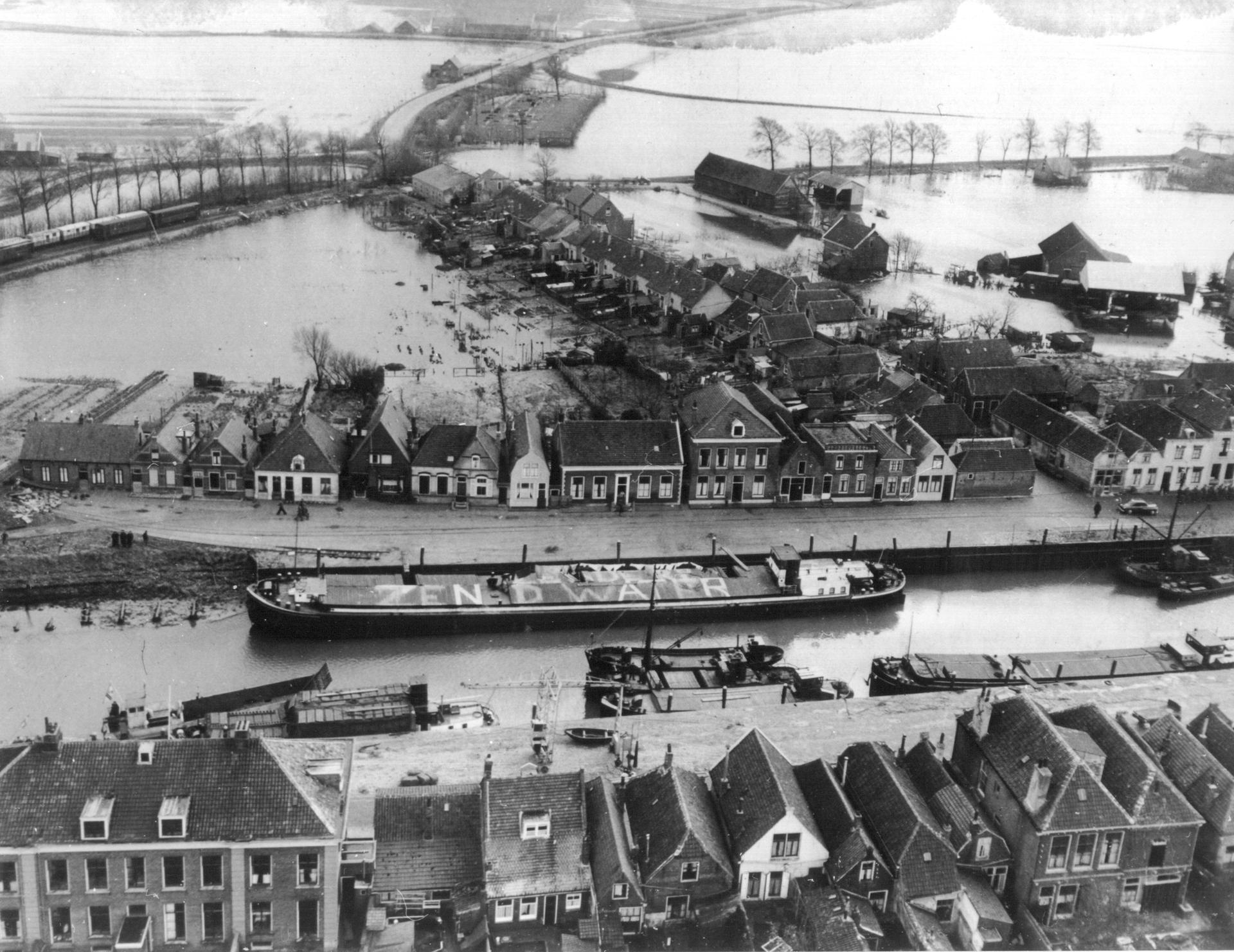Zend water" ("Schickt Wasser") steht im nach der Flutkatastrophe im Februar 1953 auf einem großen Lastkahn im niederländischen Bronvershaven.