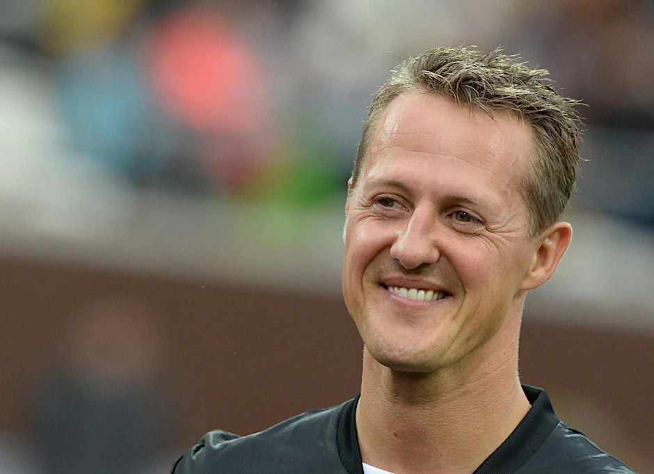 So wie hier vor Jahren im Millerntor-Stadion in Hamburg behalten Corinna Schumacher und die Fans ihren Michael in Erinnerung. Am Mittwoch wurde die Rennlegende 49 Jahre alt.
