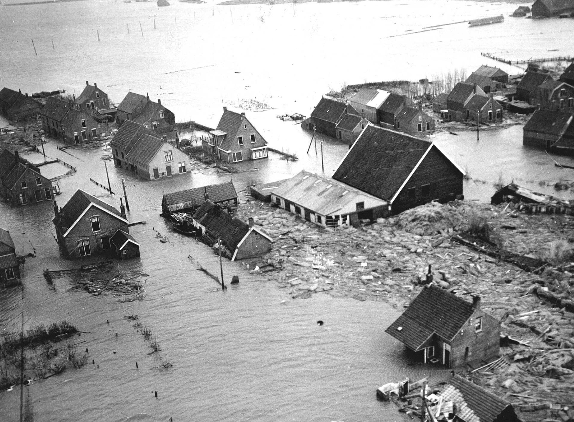 Der überflutete Ort Dreischor am 15. 2.1953. Ein schwerer Sturm an der Nordsee hatte am 1. Februar 1953 unzählige Deiche brechen lassen und die niederländische Provinz Zeeland überflutet.