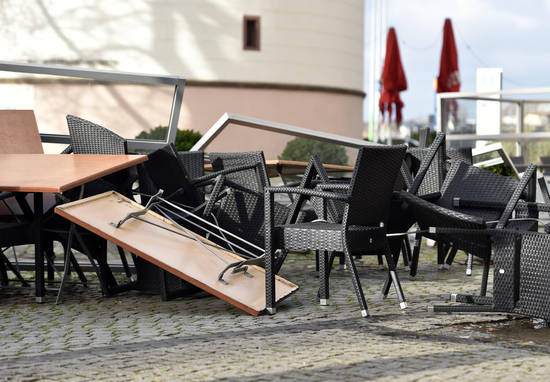 Tische und Stühle eines Restaurants sind in Düsseldorf (Nordrhein-Westfalen) umgefallen.