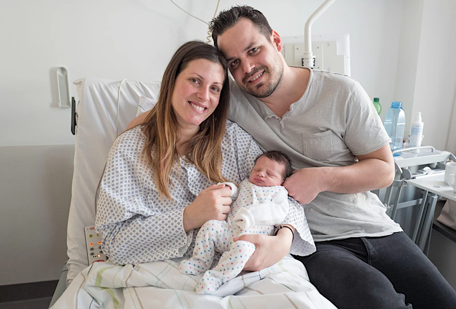 Der kleine Filippos hält ein Mittagsschläfchen in den Armen seiner Mutter Konstantina und seines Vaters Vyron. Der Junge hat um 0:08 Uhr das Licht der Welt erblickt und ist damit das erste neugeborene Baby des Jahres in Berlin. 