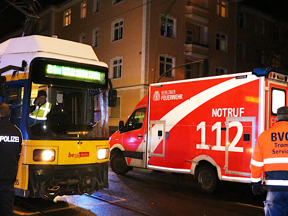 An der Ecke Siegfriedstraße/Rüdigerstraße stößt eine Straßenbahn mit einem Rettungswagen zusammen. Drei Personen kommen verletzt ins Krankenhaus.