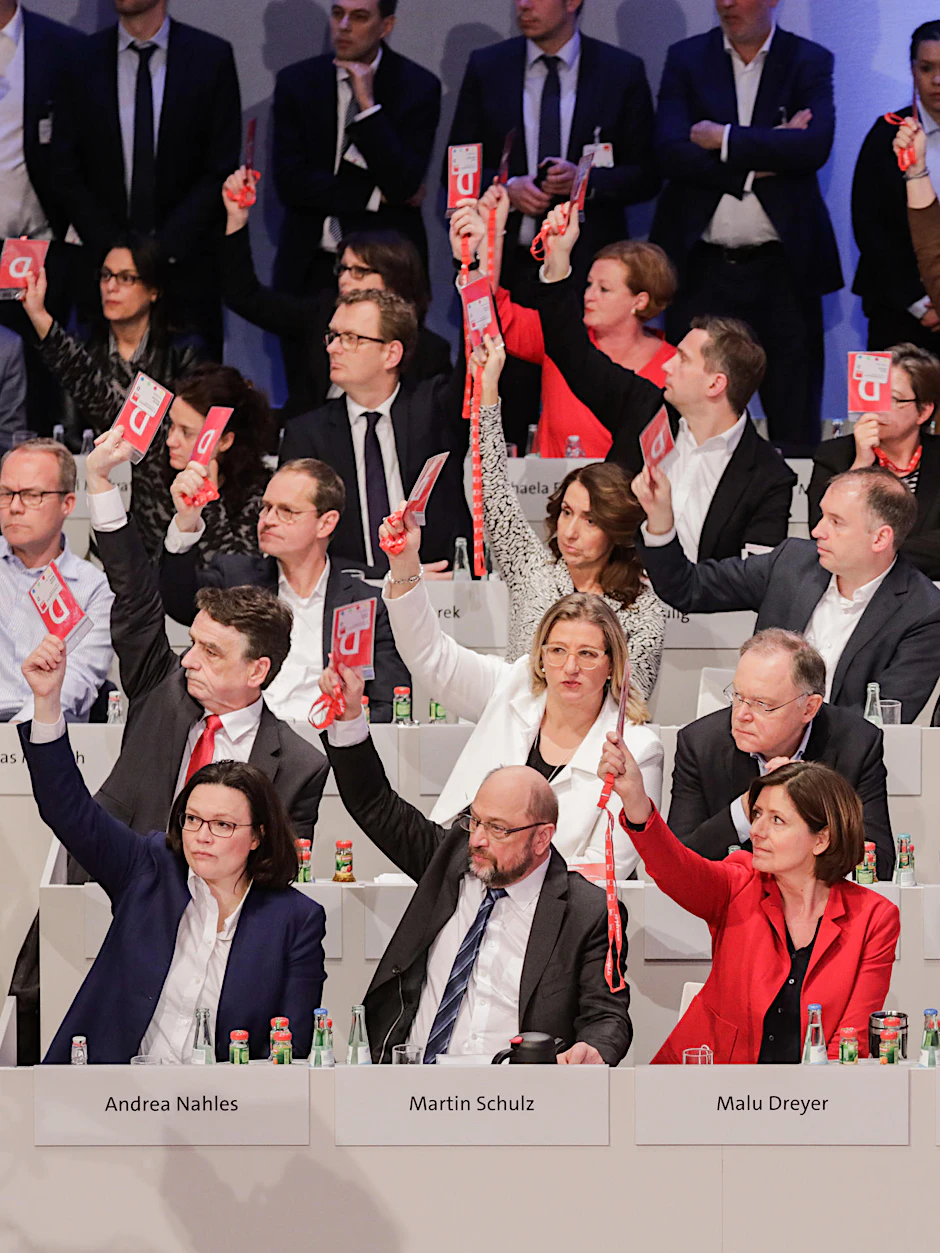 Die SPD-Fraktionsvorsitzende im Bundestag, Andrea Nahles (l-r), der SPD-Parteivorsitzende Martin Schulz und die stellvertretende Vorsitzende der SPD, Malu Dreyer, stimmen auf dem Parteitag für die Aufnahme von Koalitionsverhandlungen mit der Union.