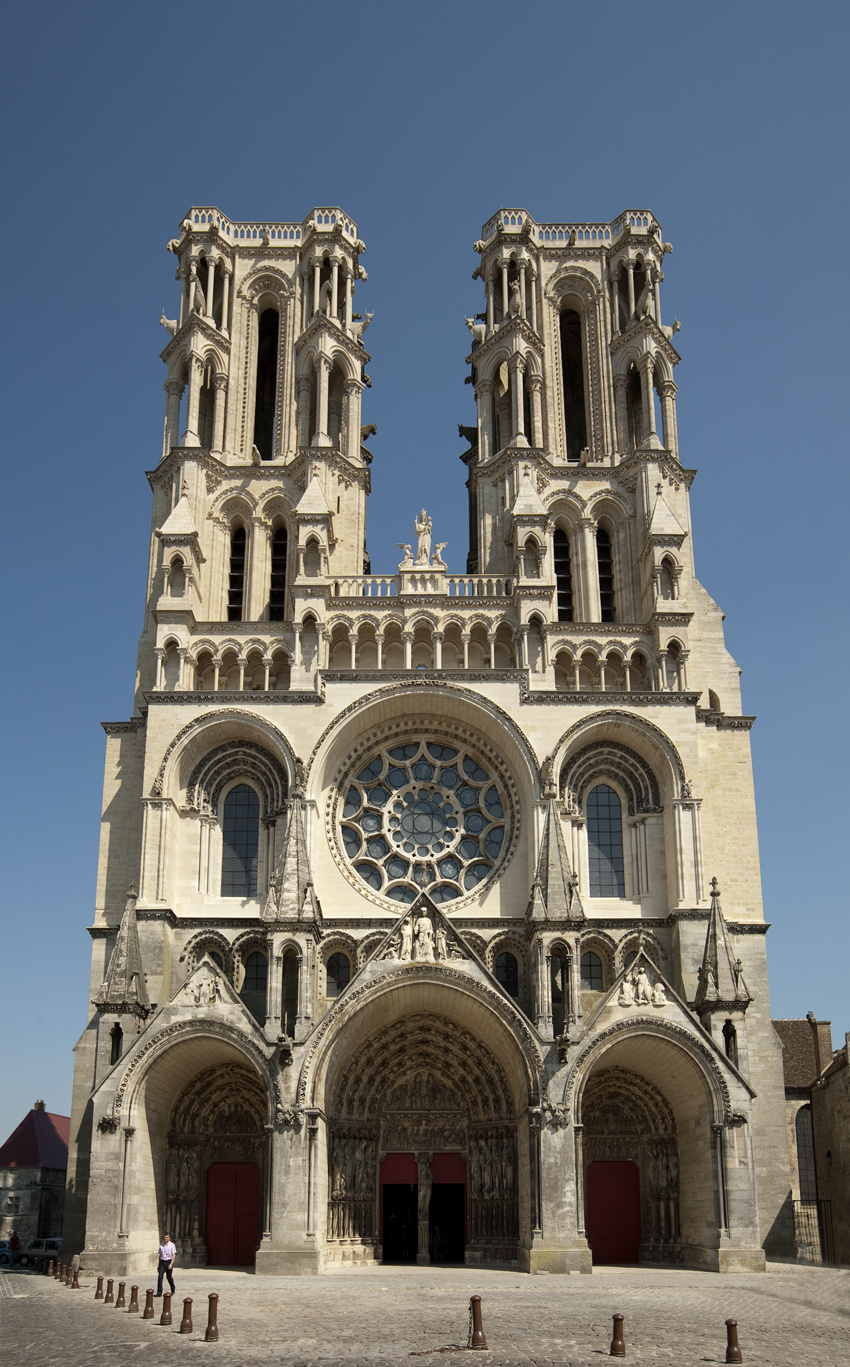 Zwei Türme der Kathedrale Notre Dame von Laon, errichtet von 1155 bis 1235 als einer der frühesten Bauten der Gotik und eines der Haupwerke dieses Stils.