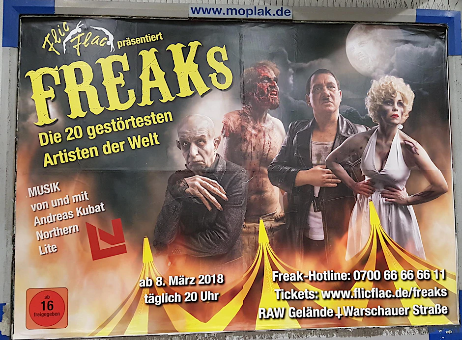 Das Plakat mit Hitler & Co. wirbt mitten in Berlin für die Show (Zutritt ab 16 Jahren). 